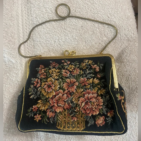 VINTAGE ANTIQUE NEEDLEPOINT VICTORIAN STYLE SMALL PURSE with kiss lock rare - Picture 2 of 8